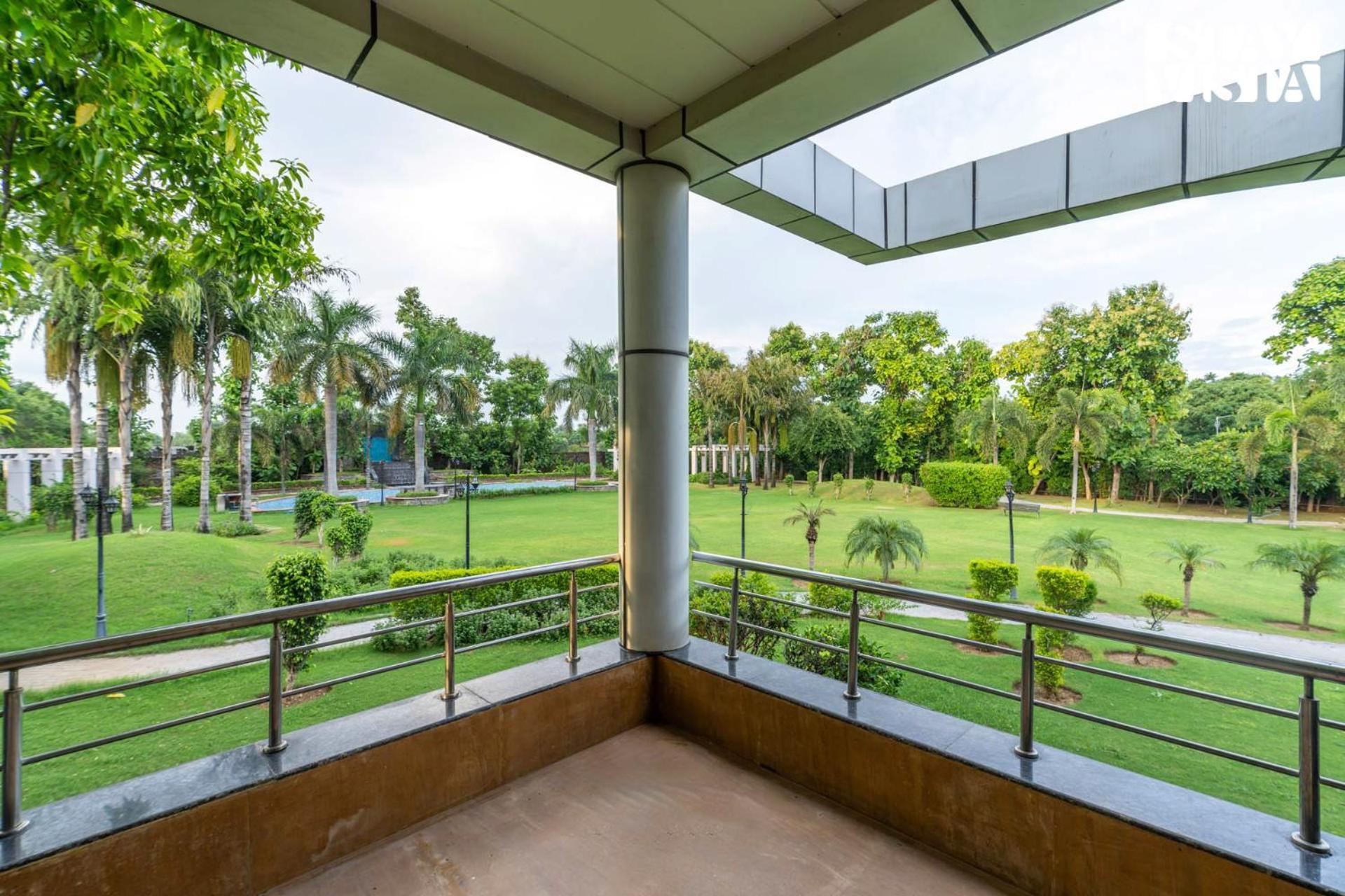 Stayvista At Wandering Vines Indoor Pool 4Bhk Luxury Villa In Delhi Sohna Экстерьер фото